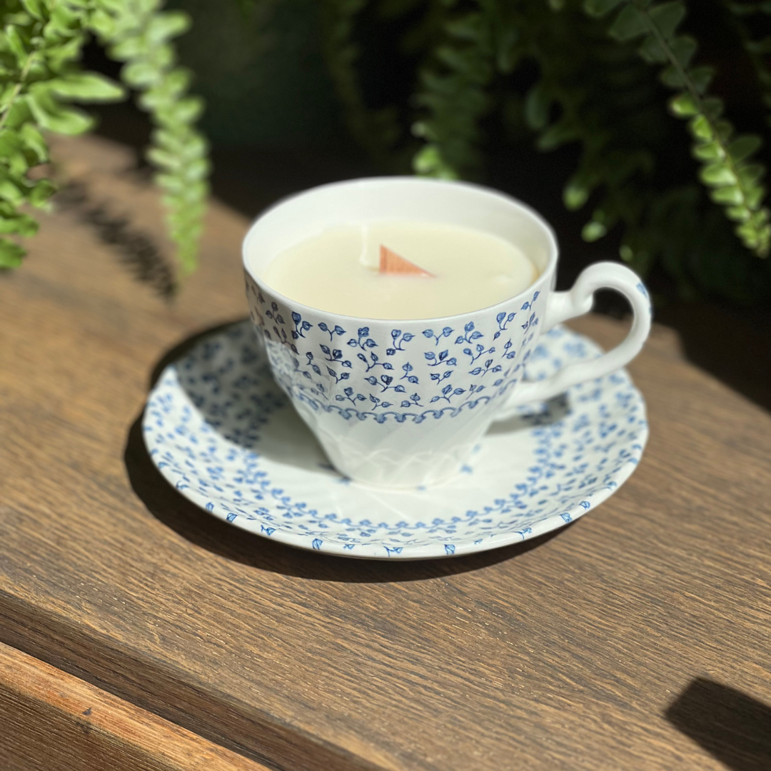 Candle in a vintage cup Scent: Life is beautiful!