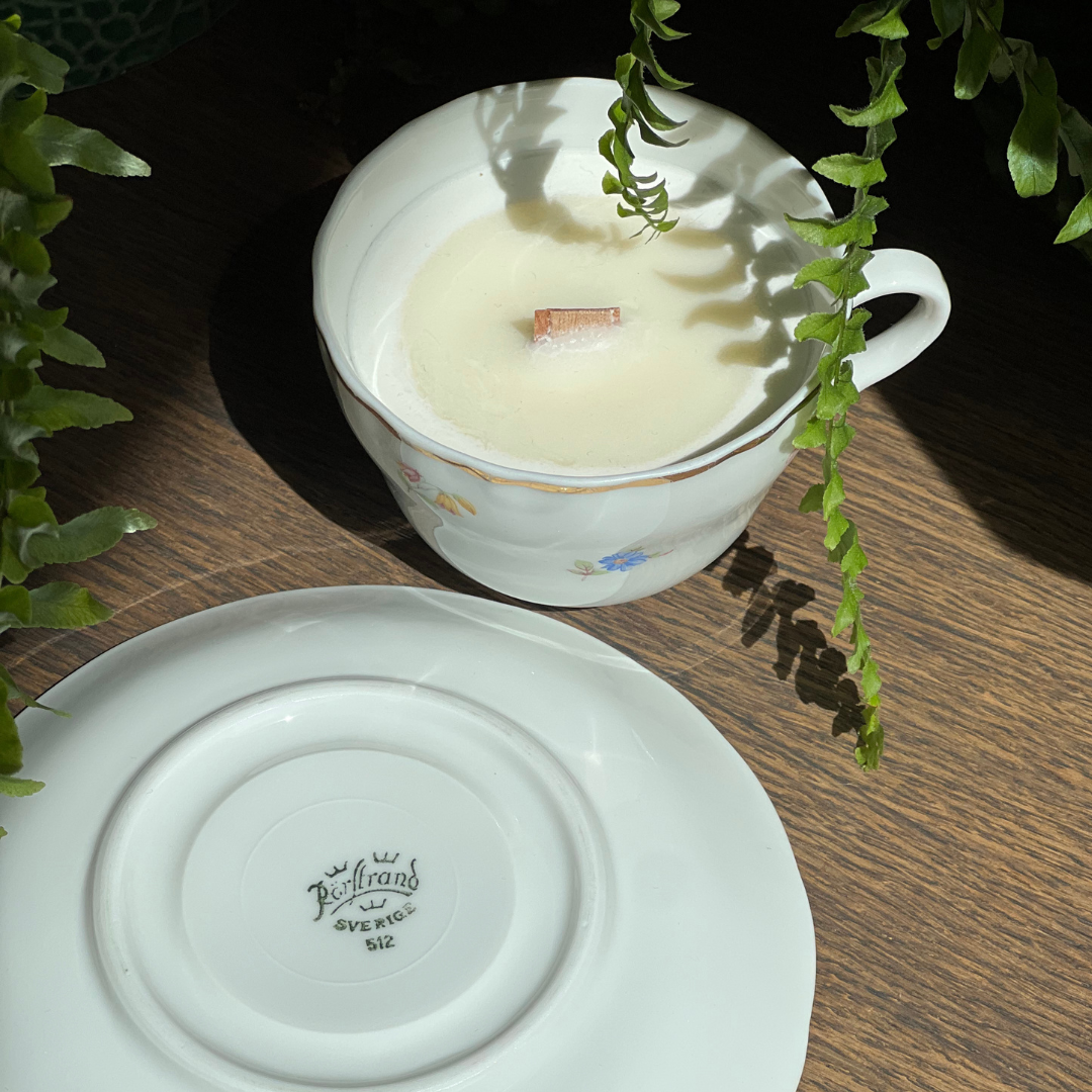 Candle in a vintage cup Scent: Life is beautiful!