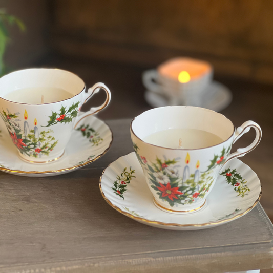 Angliško porceliano puodelis žvakė, dekoruotas kalėdiniais simboliais