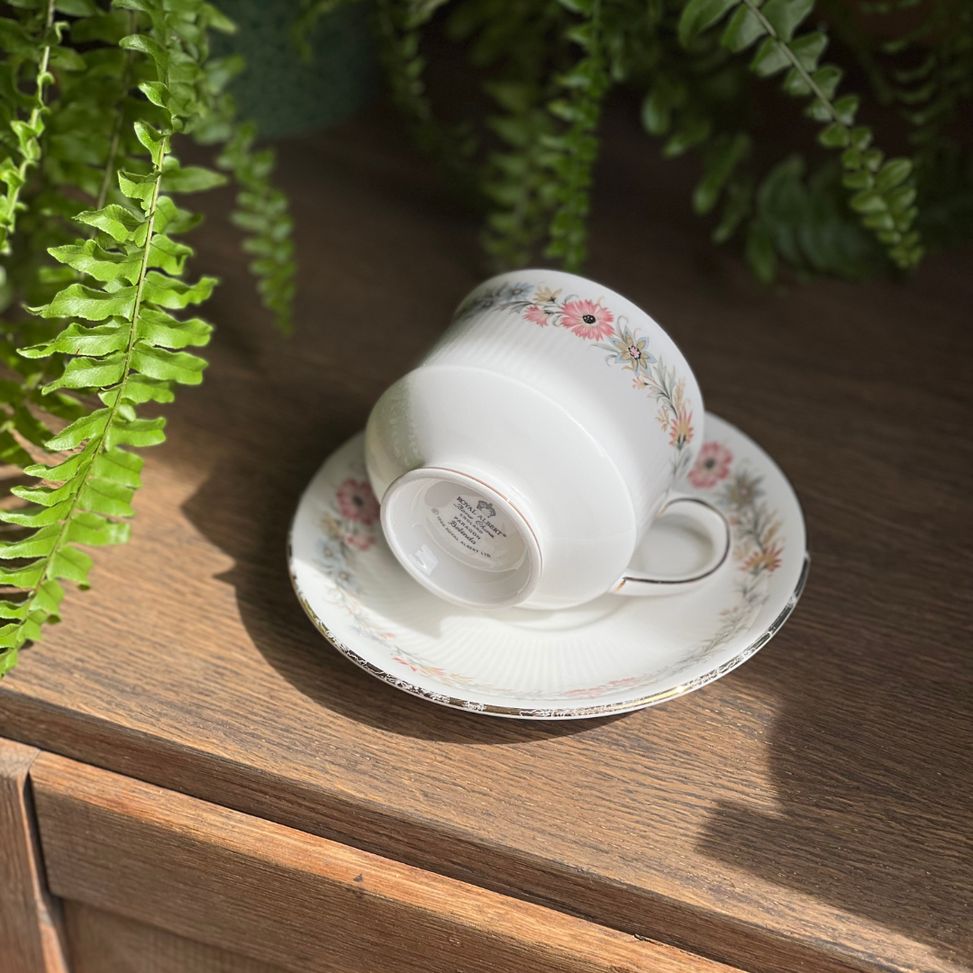 Candle in a vintage cup Scent: Life is beautiful!