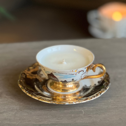 soju-zvake-vintaziniame-puodelyje